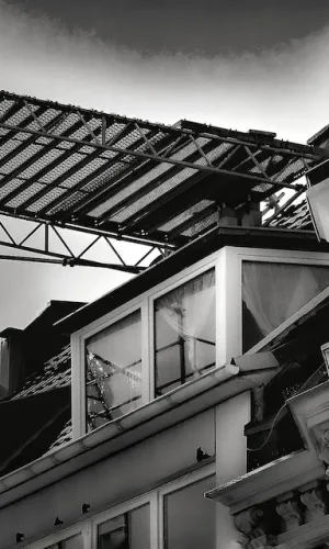 Elevated roofing scaffold setup by Santa Rosa Scaffolding Rental for safe roof access.